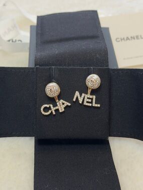 CHANEL CHA / NEL Letter Drop Earrings - Gold & Pearl faux